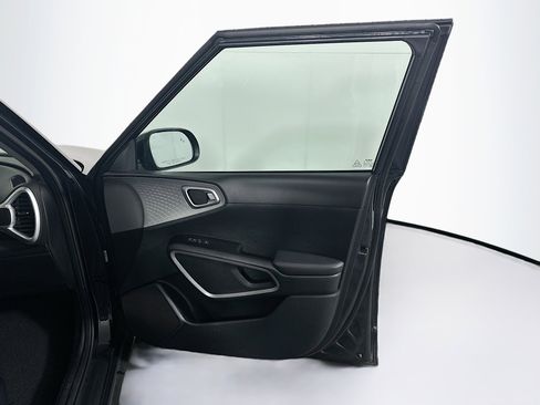 Used 2025 Kia Soul LX w/ LX Technology Package image 32