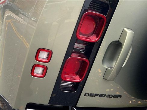 Used 2025 Land Rover Defender 110 X-Dynamic SE image 28