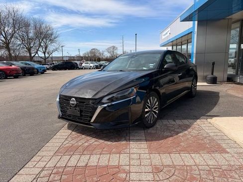 Used 2024 Nissan Altima 2.5 SV image 2