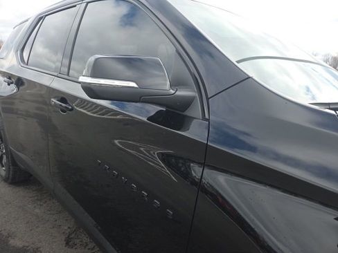 Used 2022 Chevrolet Traverse LT image 3