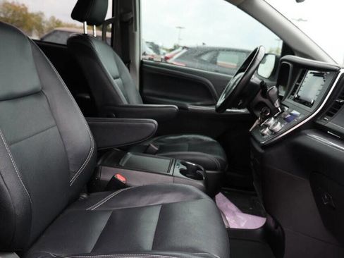Used 2019 Toyota Sienna SE image 14