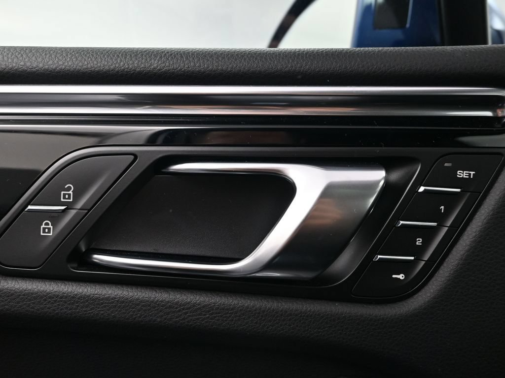 Certified 2026 Porsche Macan AWD/4WD image 18