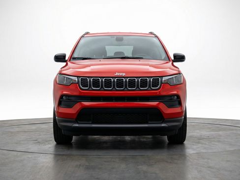 Used 2025 Jeep Compass Latitude image 2