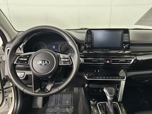 Certified 2021 Kia Seltos EX image 3