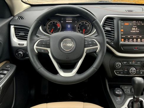 Used 2017 Jeep Cherokee Limited image 5