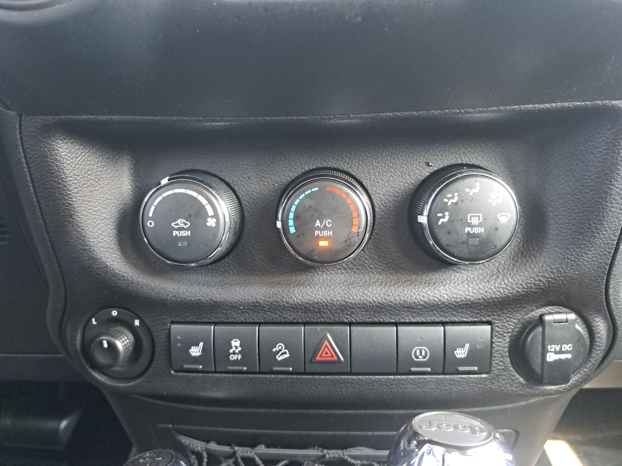 Used 2018 Jeep Wrangler Unlimited Sahara w/ Dual Top Group AWD/4WD image 21