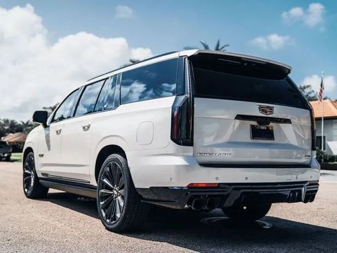 Used 2025 Cadillac Escalade ESV V AWD/4WD image 5
