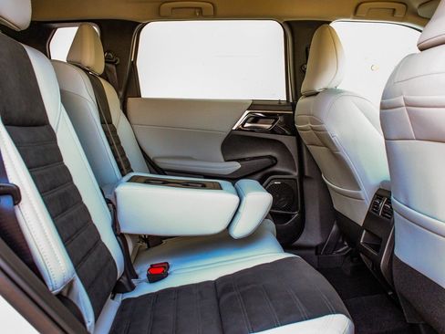 New 2025 Mitsubishi Outlander SE image 39