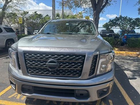 Used 2018 Nissan Titan SV w/ SV Convenience Package image 6