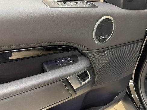 Used 2024 Land Rover Discovery S image 7