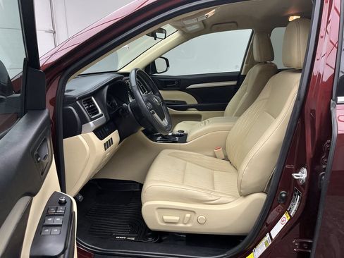 Used 2016 Toyota Highlander Plus AWD/4WD image 3