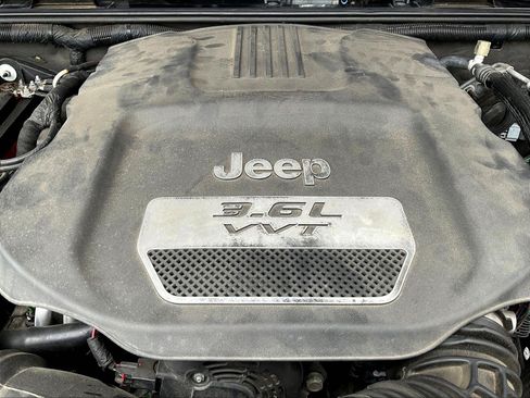 Used 2015 Jeep Wrangler Unlimited Rubicon w/ Dual Top Group AWD/4WD image 28
