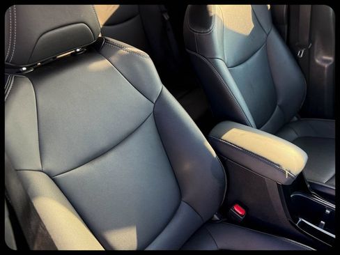 Used 2024 Toyota Corolla Cross XLE w/ Convenience Package FWD image 9
