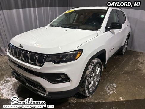 Used 2022 Jeep Compass Latitude image 3