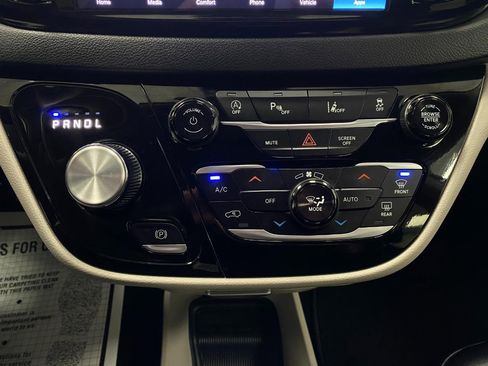 Used 2024 Chrysler Pacifica Touring-L image 24