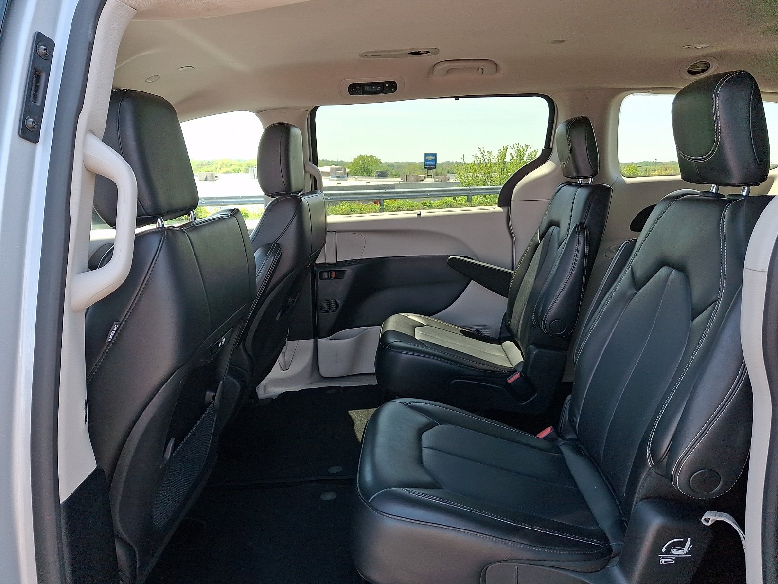 Certified 2023 Chrysler Pacifica Touring-L FWD image 11
