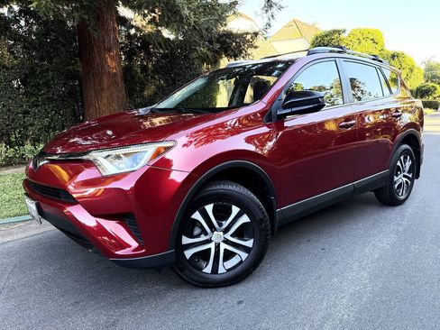 Used 2018 Toyota RAV4 LE w/ All Weather Liner Package FWD image 2