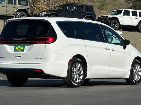 New 2026 Chrysler Pacifica Limited image 4