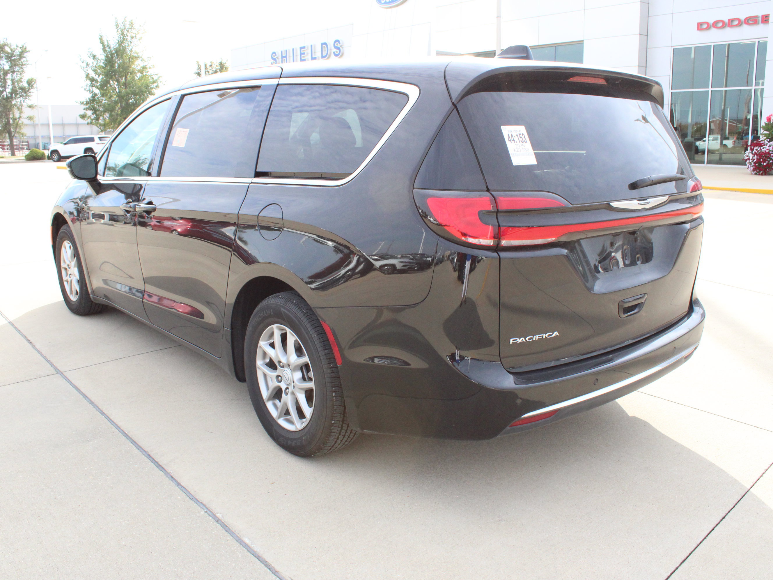 Used 2026 Chrysler Pacifica Select FWD image 4