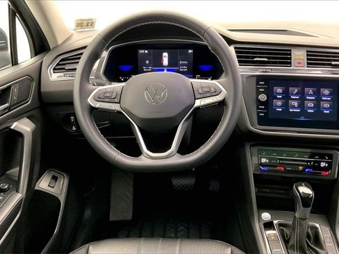 Used 2022 Volkswagen Tiguan SE w/ Panoramic Sunroof Package image 5