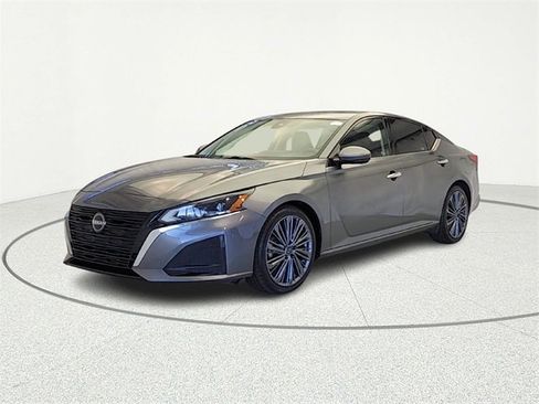 Used 2023 Nissan Altima 2.5 SL image 3