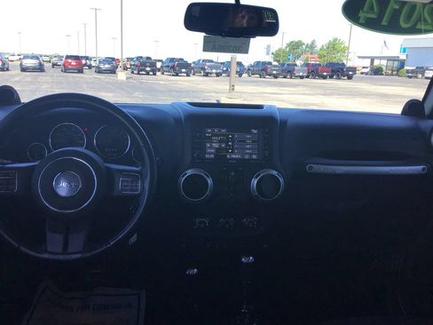 Used 2014 Jeep Wrangler Unlimited Sahara w/ Dual Top Group AWD/4WD image 22