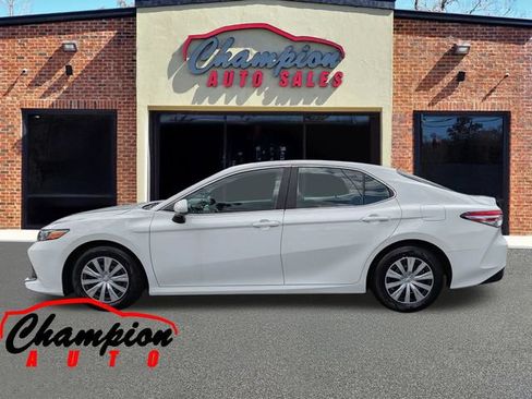Used 2018 Toyota Camry FWD image 8