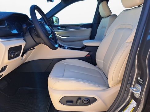 New 2025 Jeep Grand Cherokee Limited image 19