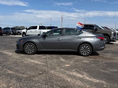 Used 2025 Nissan Altima 2.5 SV AWD/4WD image 7