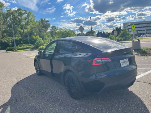 Used 2023 Tesla Model Y AWD image 4