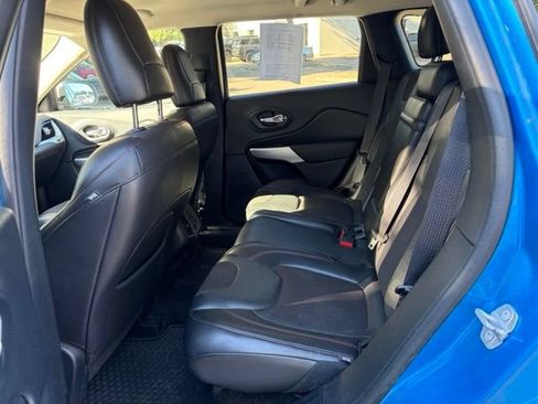 Used 2018 Jeep Cherokee Trailhawk w/ Comfort/Convenience Group AWD/4WD image 16