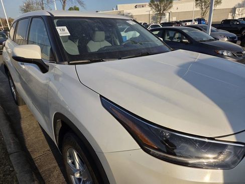 Used 2021 Toyota Highlander L image 9