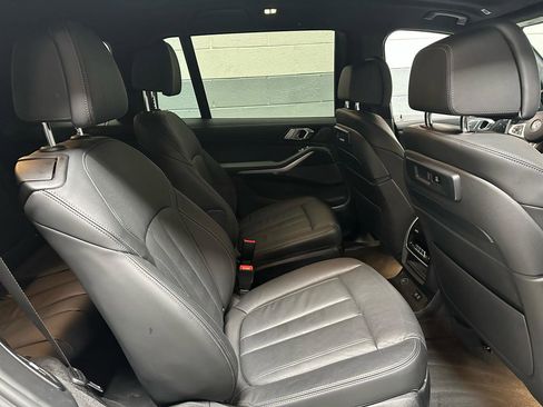 Used 2022 BMW X7 M50i image 11
