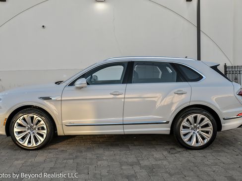 Used 2024 Bentley Bentayga image 5
