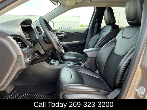 Used 2019 Jeep Cherokee Latitude Plus w/ Cold Weather Group AWD/4WD image 4
