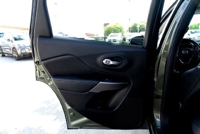 Used 2020 Jeep Cherokee Limited w/ Luxury Group FWD image 32