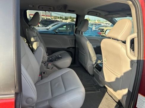 Used 2020 Toyota Sienna XLE w/ Carpet Mat Package FWD image 20