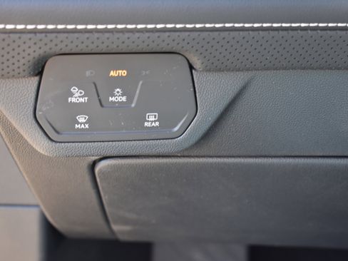 Used 2025 Volkswagen Atlas SE image 16