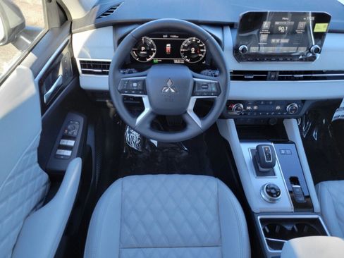 New 2025 Mitsubishi Outlander SEL image 11
