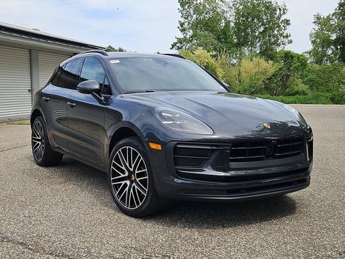 Certified 2026 Porsche Macan AWD/4WD image 9