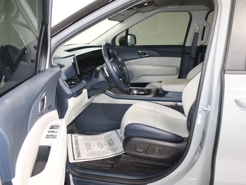 Used 2025 Kia Carnival EX image 19