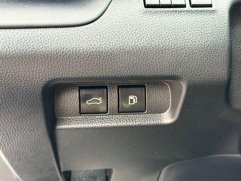 Used 2023 Toyota Crown Limited image 32