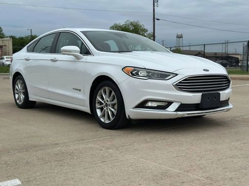 Used 2017 Ford Fusion SE w/ Equipment Group 602A FWD image 3