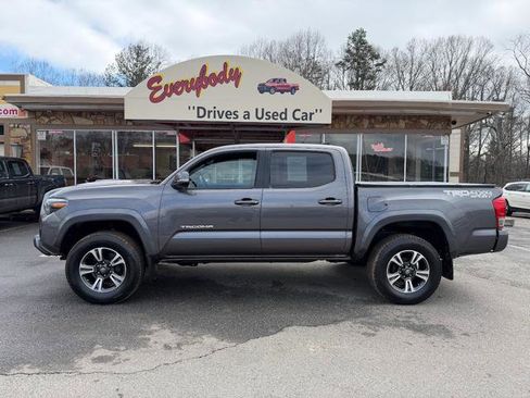 Used 2017 Toyota Tacoma SR5 image 2