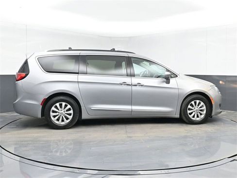 Used 2017 Chrysler Pacifica Touring-L image 15