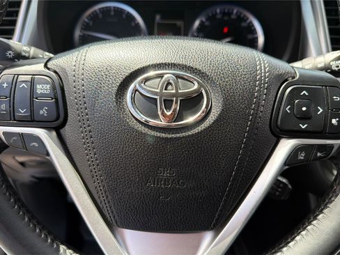 Used 2019 Toyota Highlander SE AWD/4WD image 16