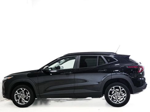 Used 2025 Chevrolet Trax LT FWD image 5