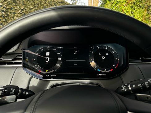 Used 2025 Land Rover Range Rover SE image 12