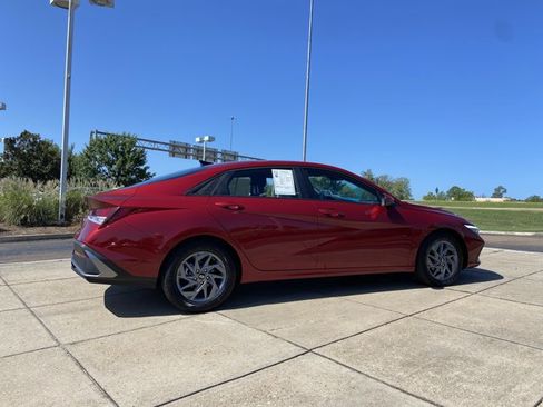 Used 2024 Hyundai Elantra SEL FWD image 14