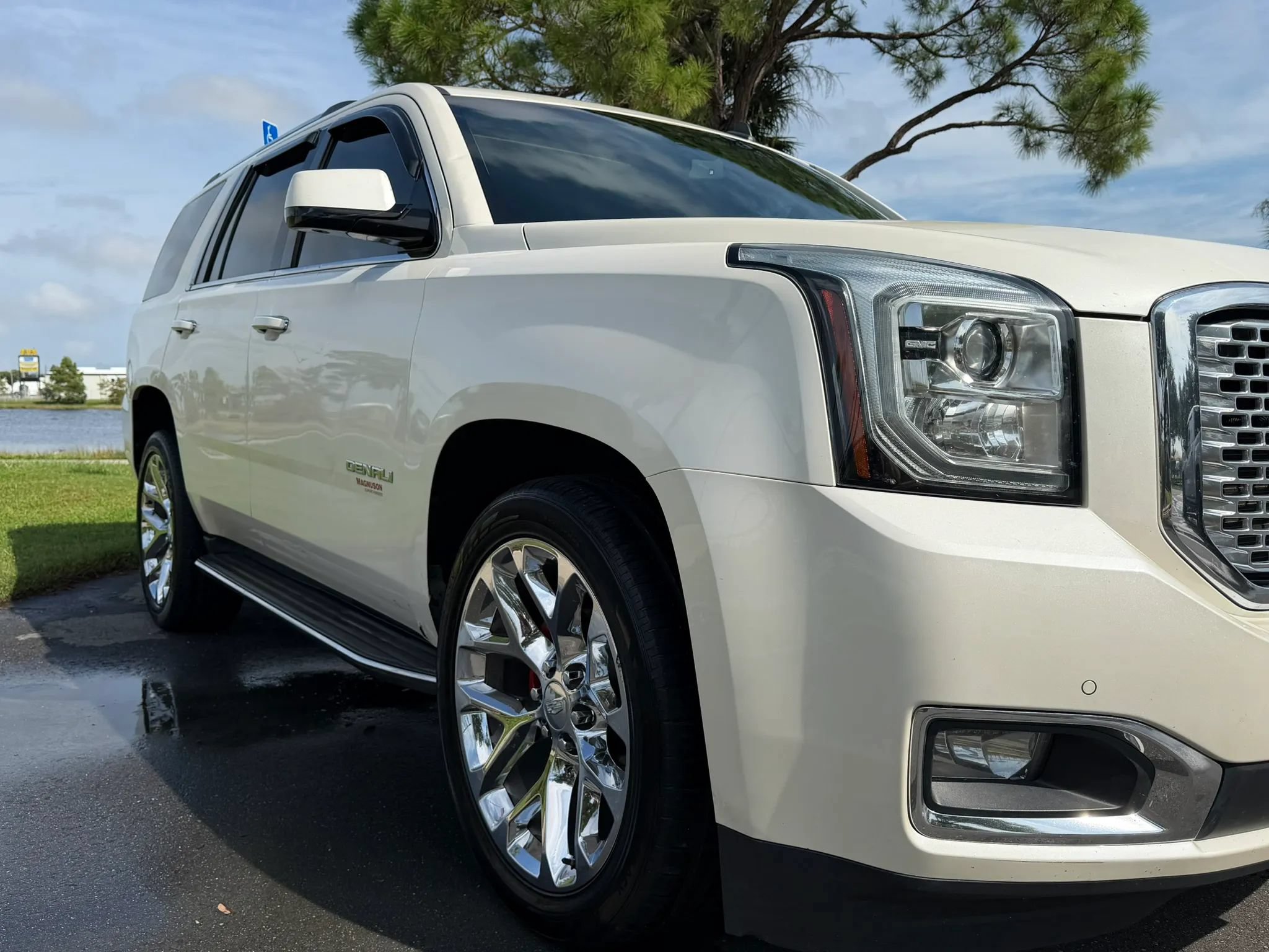 Used 2015 GMC Yukon Denali w/ Touring Package AWD/4WD image 4